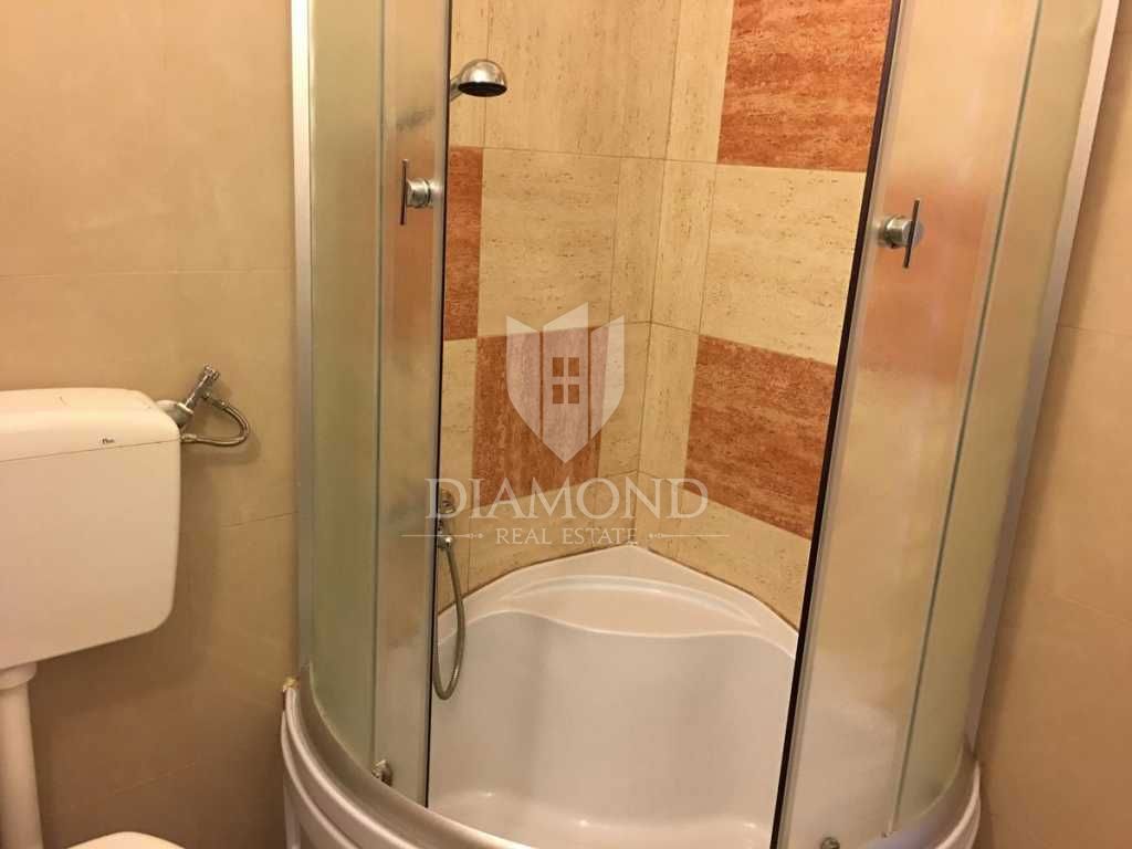 Opatija, dintorni, casa con sette appartamenti, piscina e vista mare