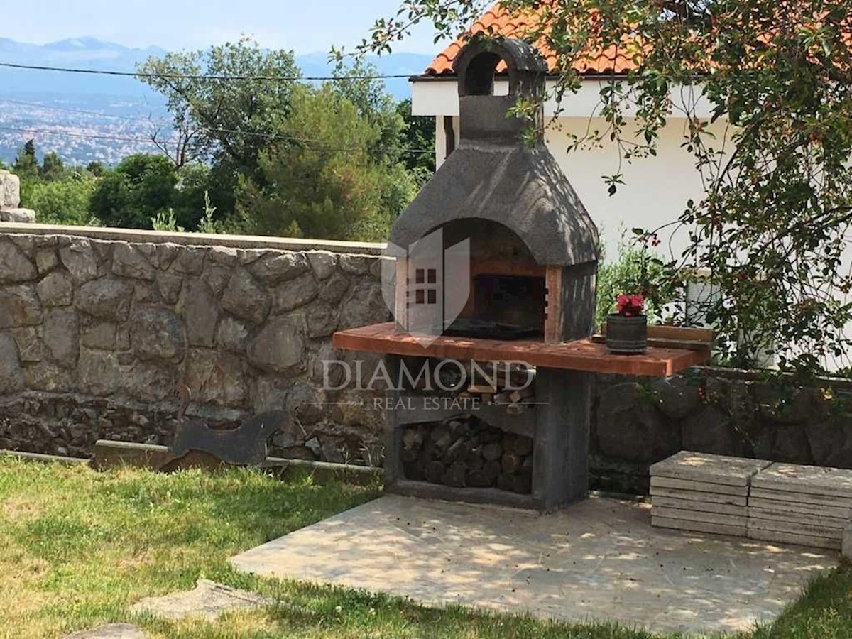 Opatija, dintorni, casa con sette appartamenti, piscina e vista mare