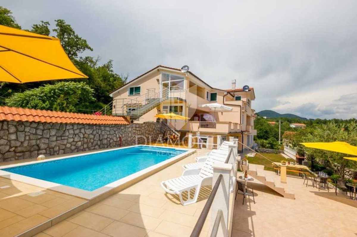 Opatija, dintorni, casa con sette appartamenti, piscina e vista mare