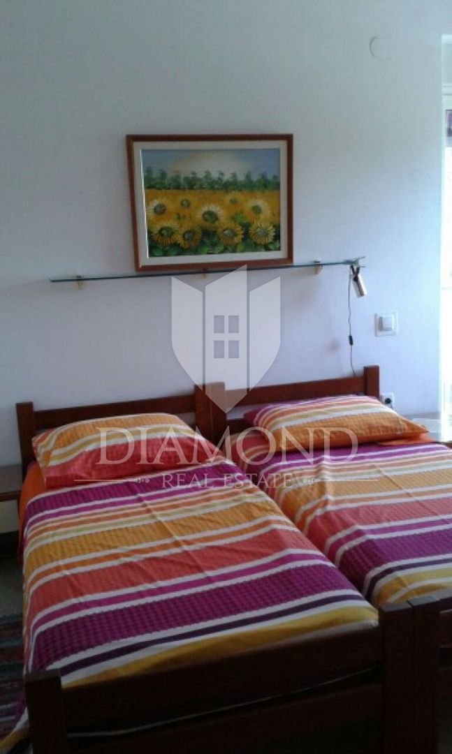 Opatija, dintorni, casa con sette appartamenti, piscina e vista mare