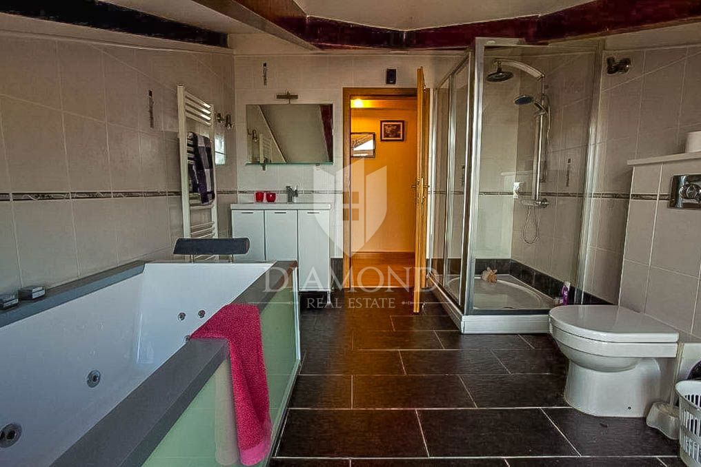 Rovigno, dintorni, spaziosa casa vacanze con piscina