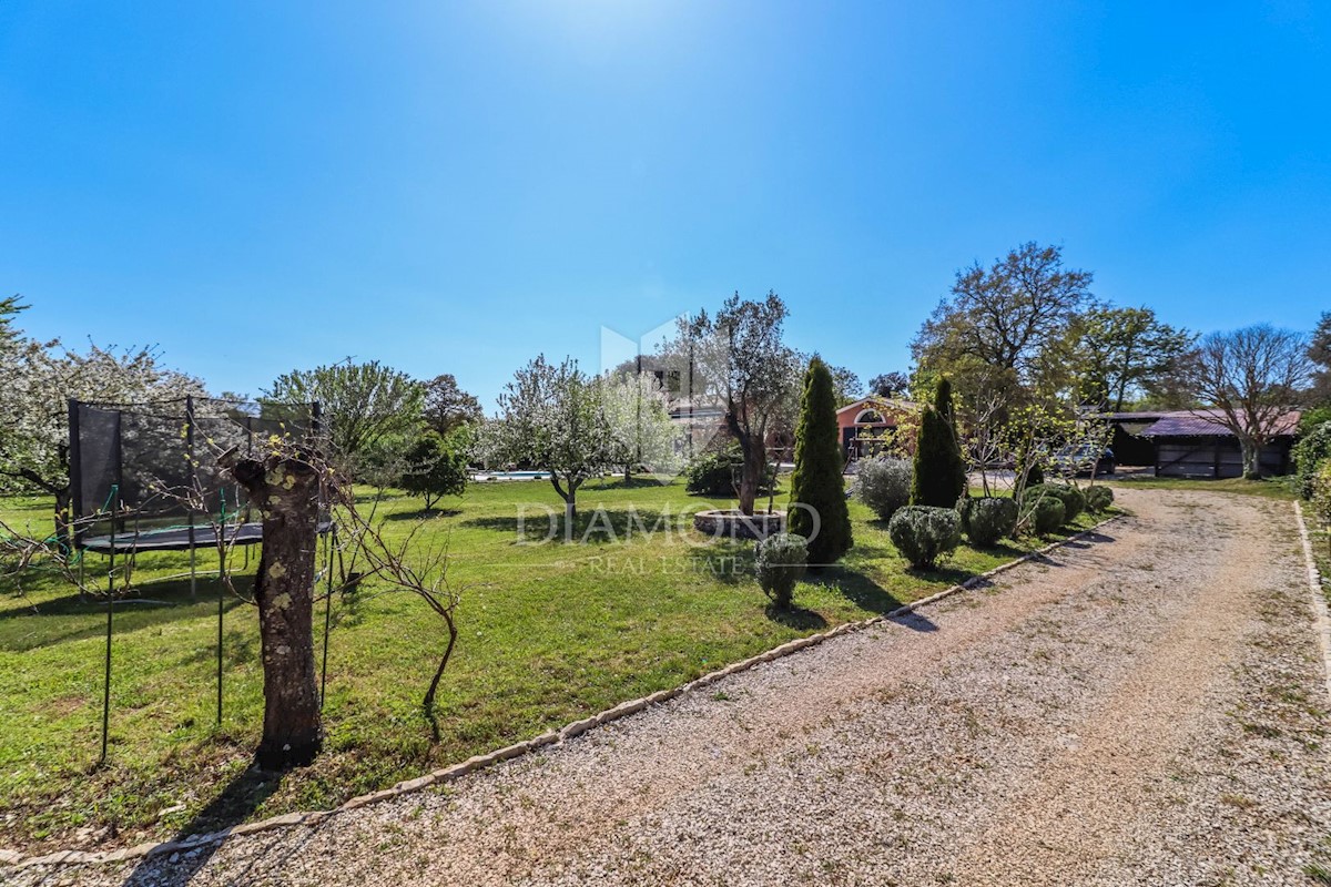 Rovigno, dintorni, casa soleggiata con ampio giardino