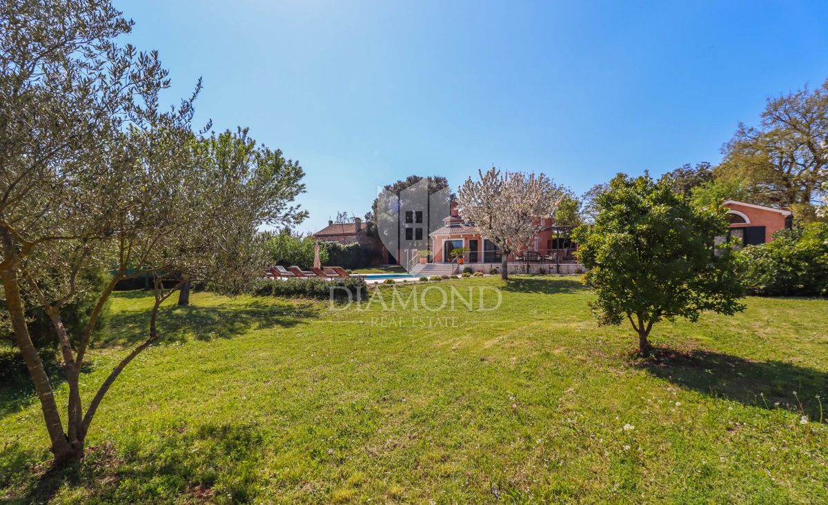 Rovigno, dintorni, casa soleggiata con ampio giardino