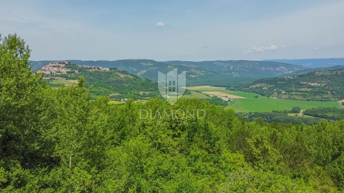 Montona, dintorni! Complesso di edifici con una bellissima vista!