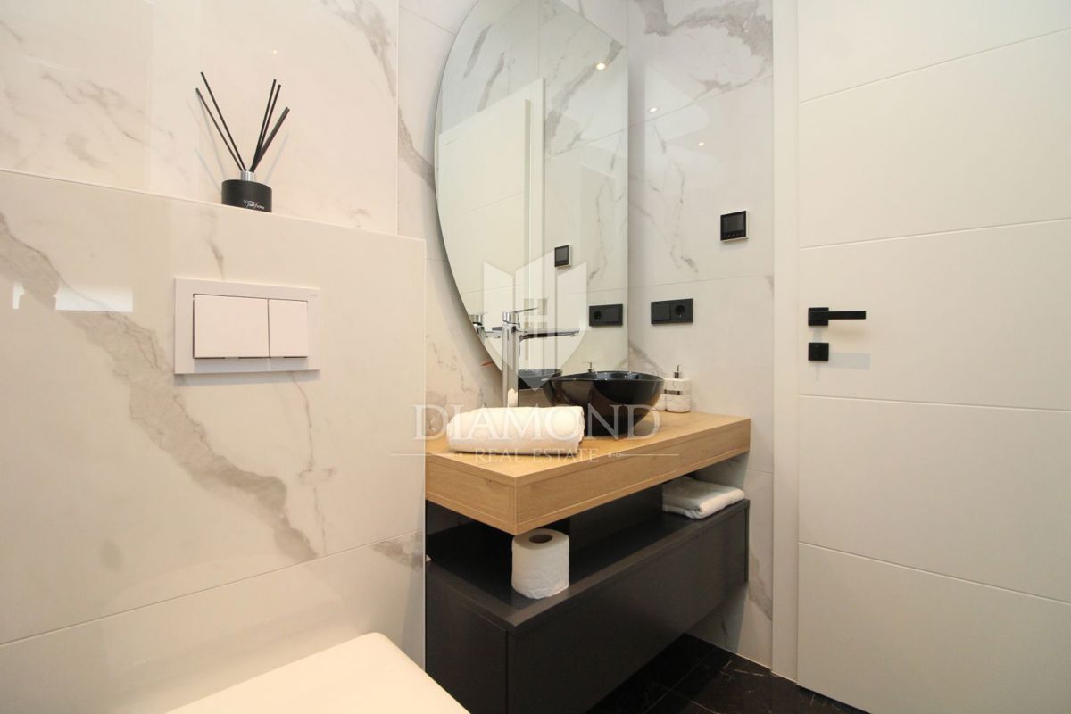 Labin, una nuova villa con piscina in una posizione eccellente