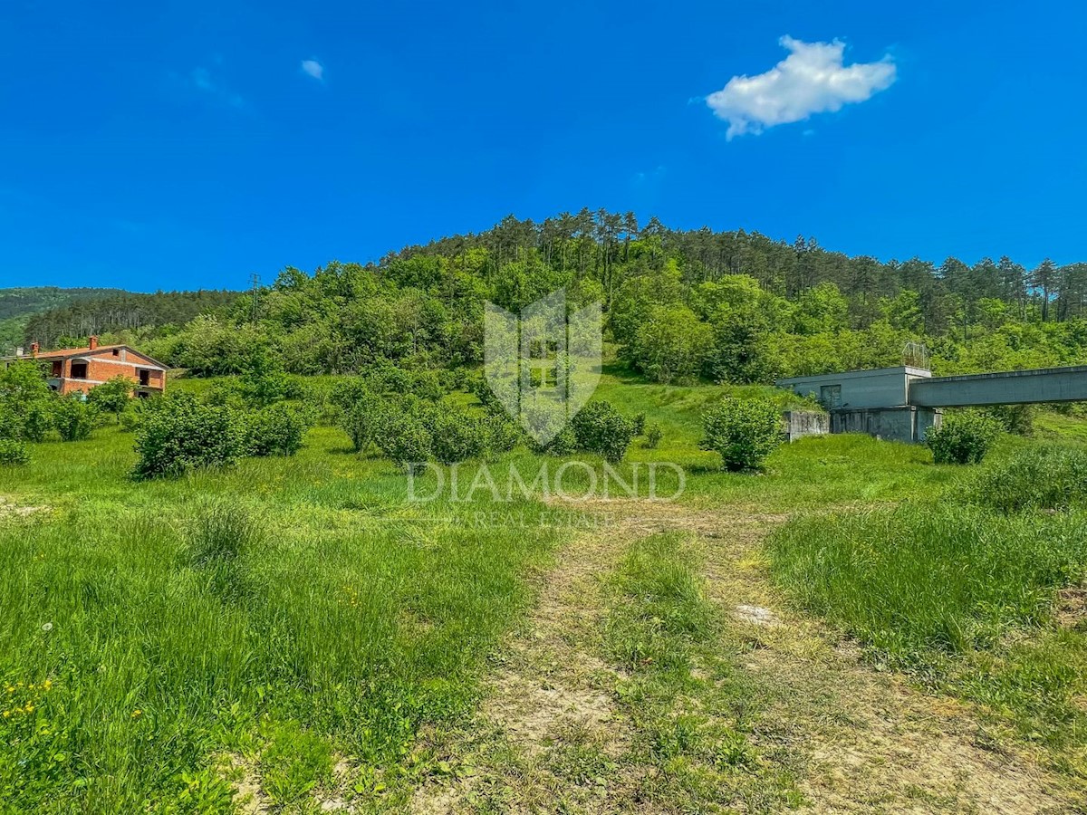 Dintorni di Oprtalj, ampio terreno edificabile con vista su Montona