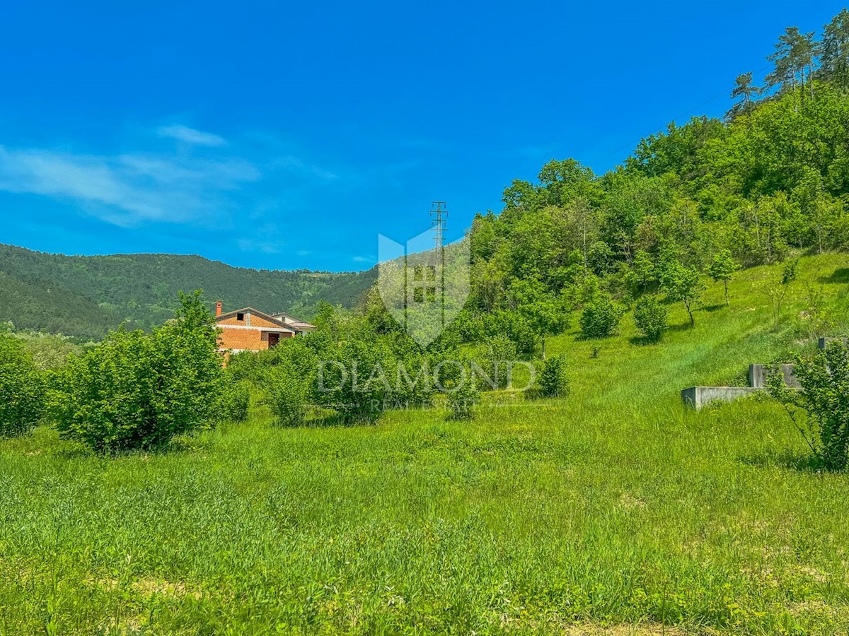 Dintorni di Oprtalj, ampio terreno edificabile con vista su Montona