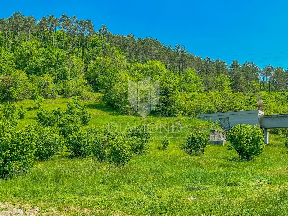 Dintorni di Oprtalj, ampio terreno edificabile con vista su Montona