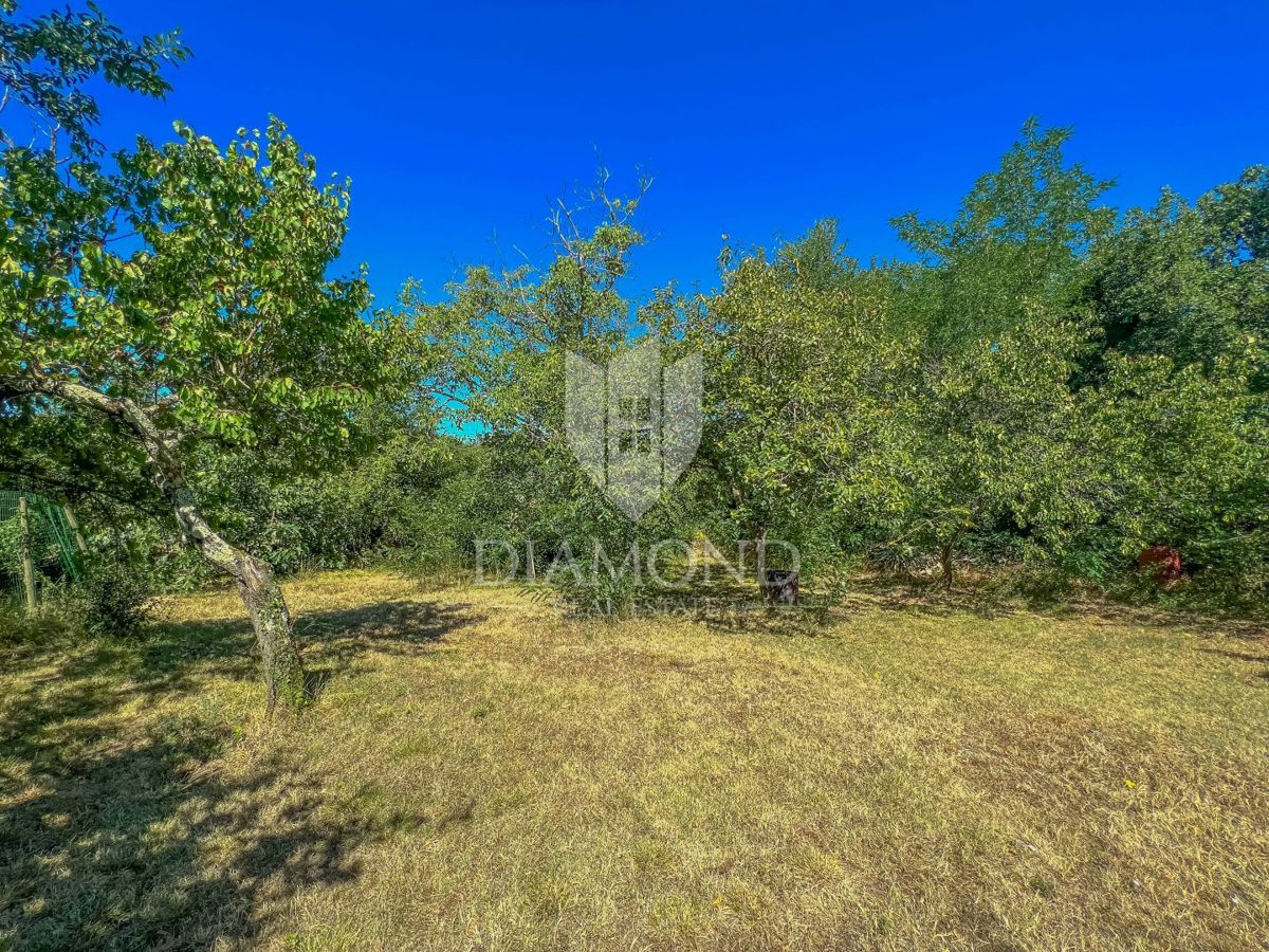 Zona di Umago, casa con ampio giardino in posizione tranquilla