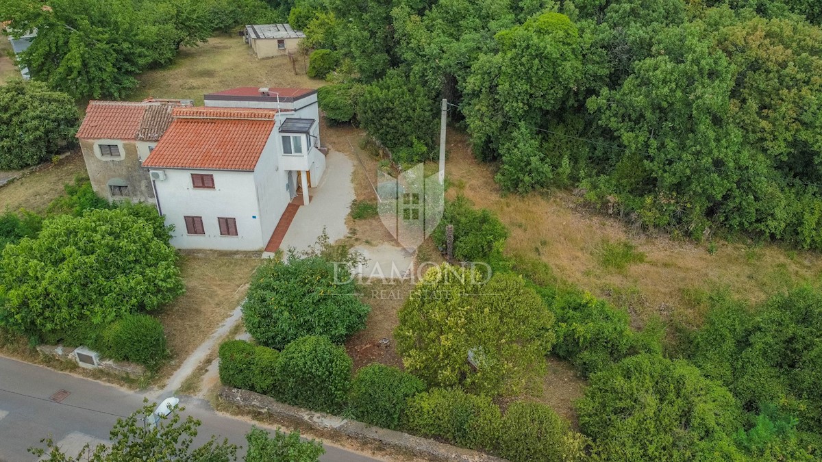 Zona di Umago, casa con ampio giardino in posizione tranquilla