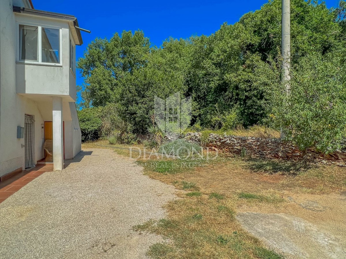 Zona di Umago, casa con ampio giardino in posizione tranquilla