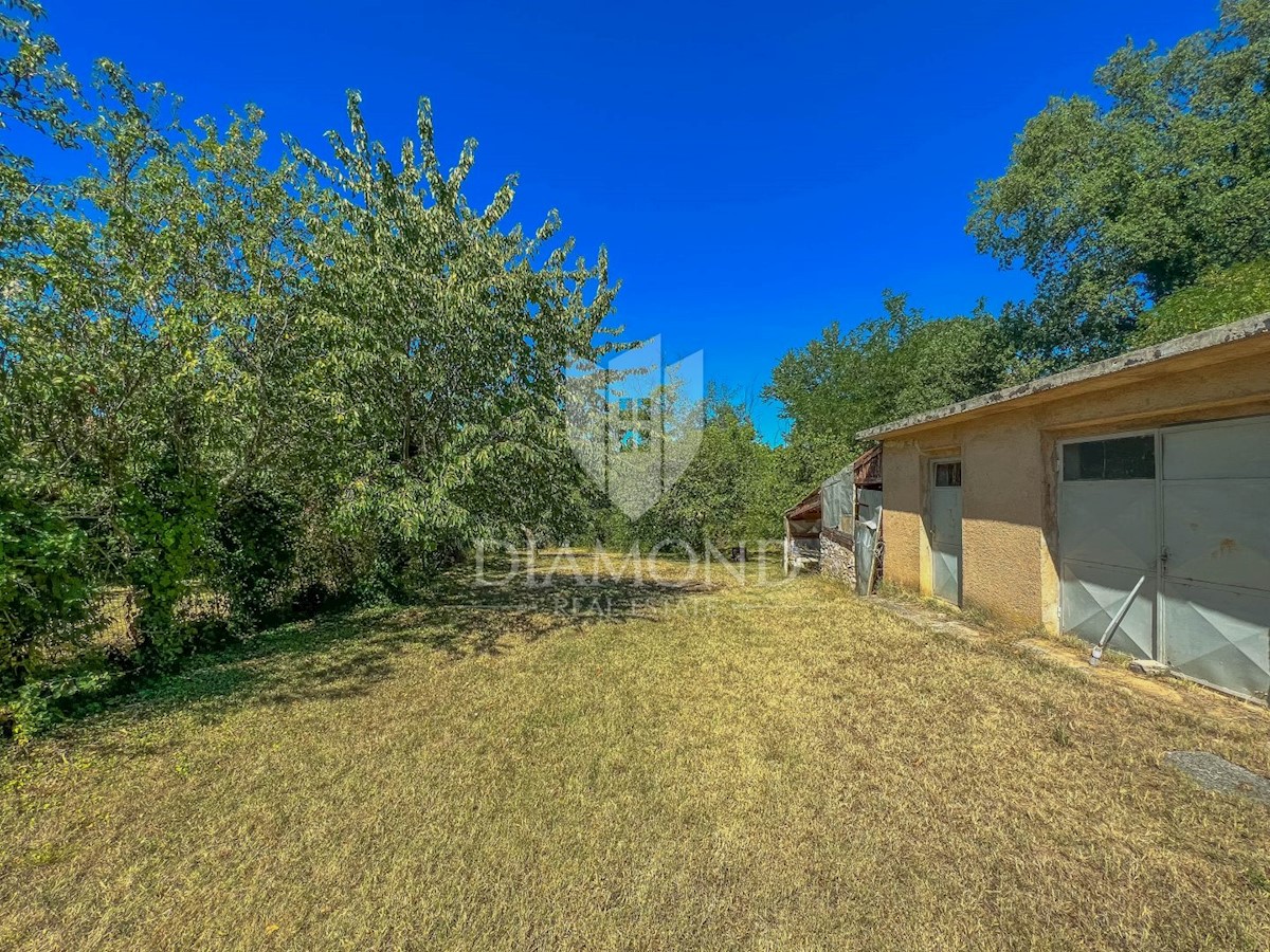 Zona di Umago, casa con ampio giardino in posizione tranquilla