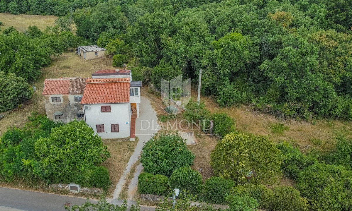 Zona di Umago, casa con ampio giardino in posizione tranquilla