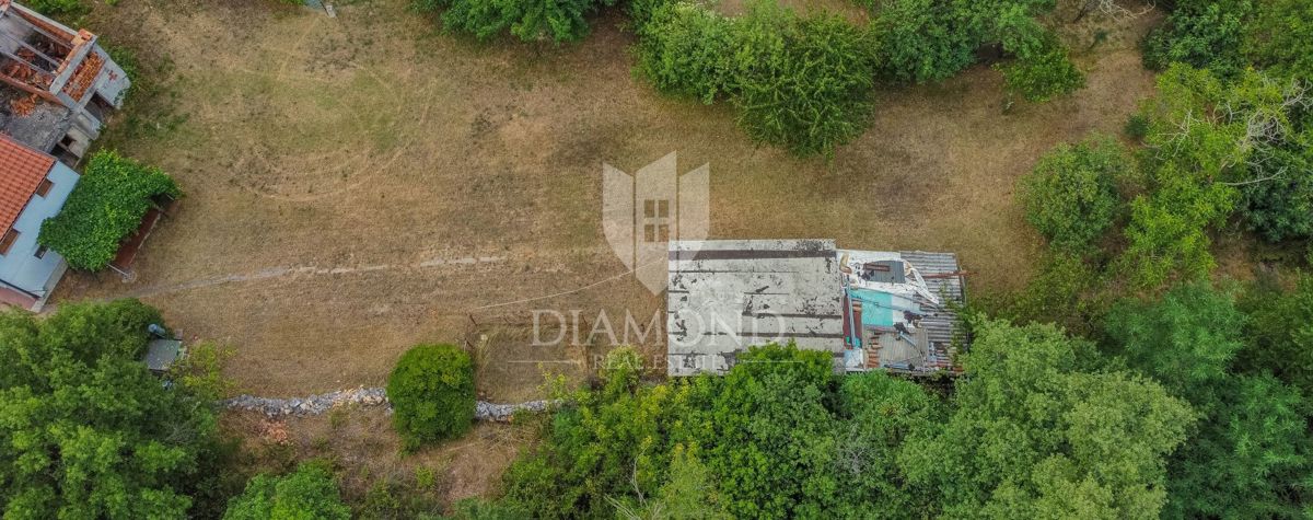 Zona di Umago, casa con ampio giardino in posizione tranquilla