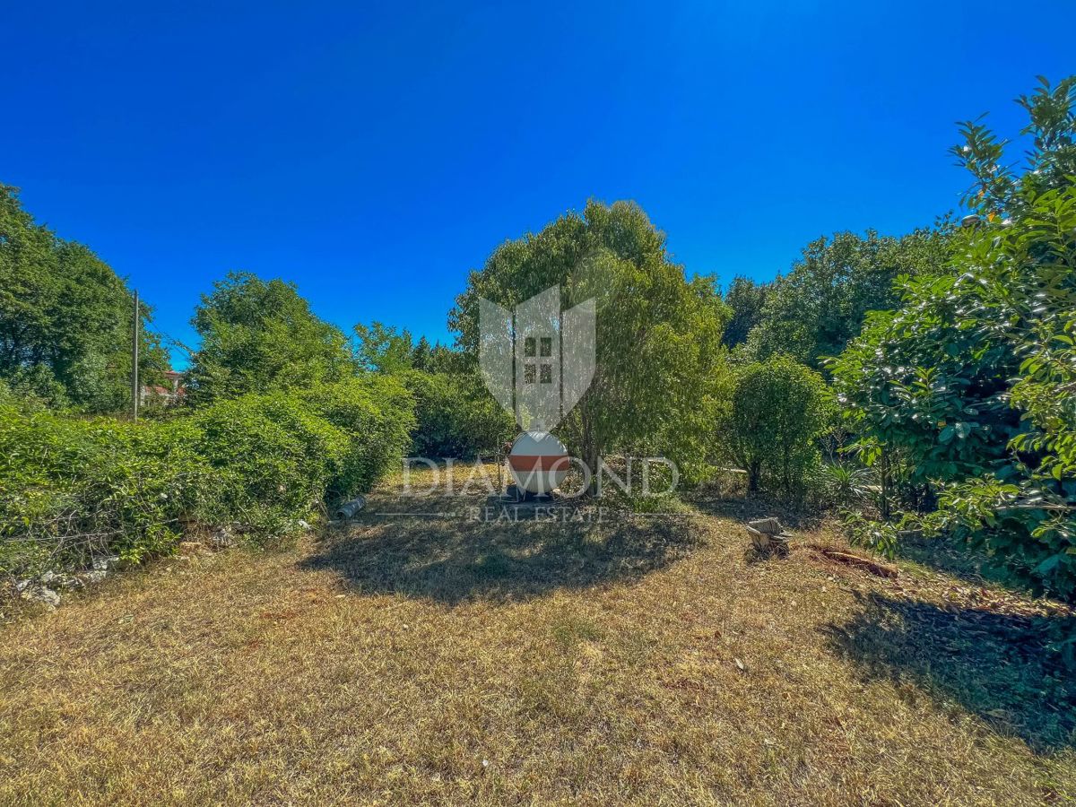 Zona di Umago, casa con ampio giardino in posizione tranquilla