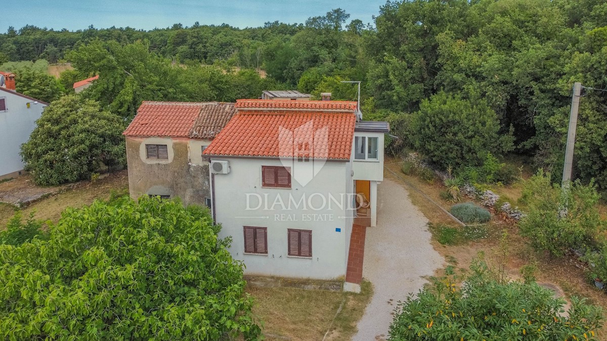 Zona di Umago, casa con ampio giardino in posizione tranquilla