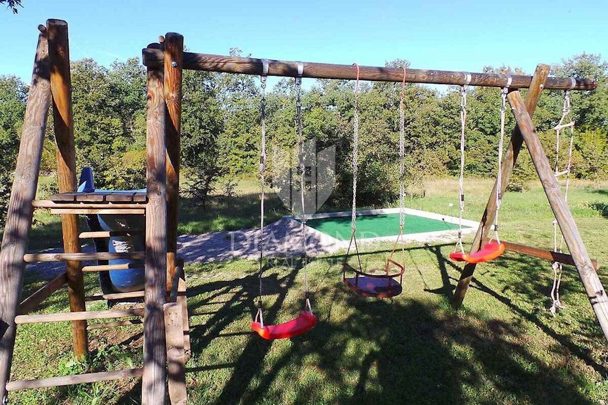 Labin, dintorni, casa con piscina e ampio giardino