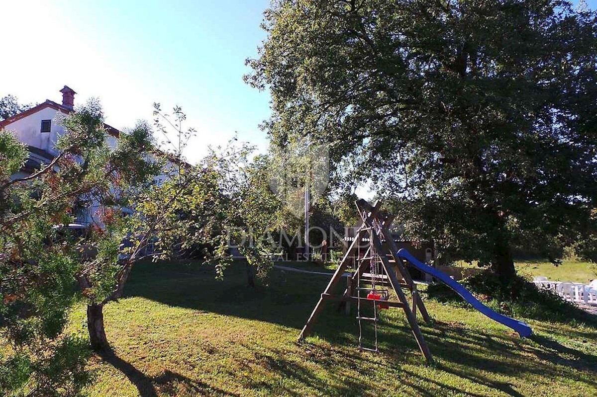 Labin, dintorni, casa con piscina e ampio giardino