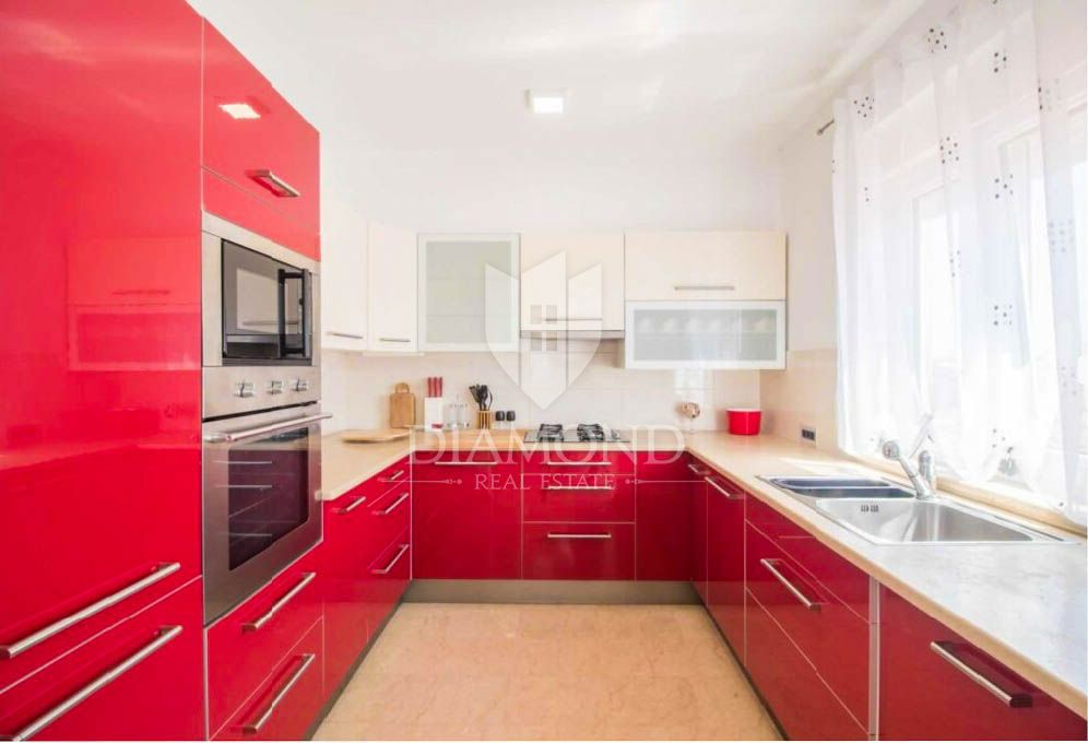 Pola, dintorni, casa fantastica con molti contenuti aggiuntivi