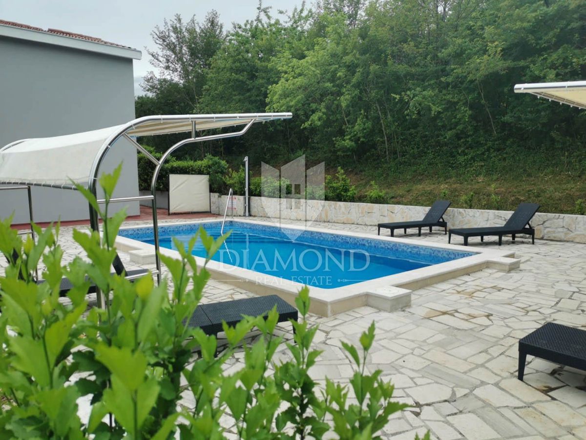 Zona di Buzet, casa indipendente con piscina in posizione tranquilla