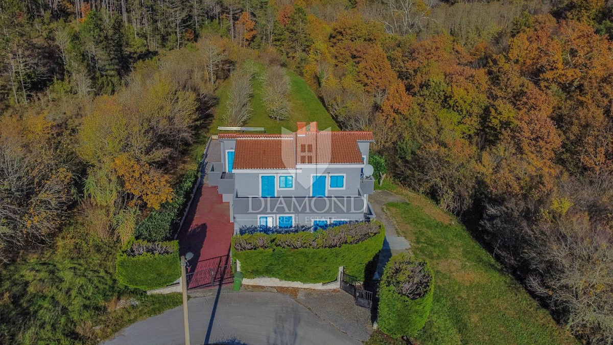 Zona di Buzet, casa indipendente con piscina in posizione tranquilla