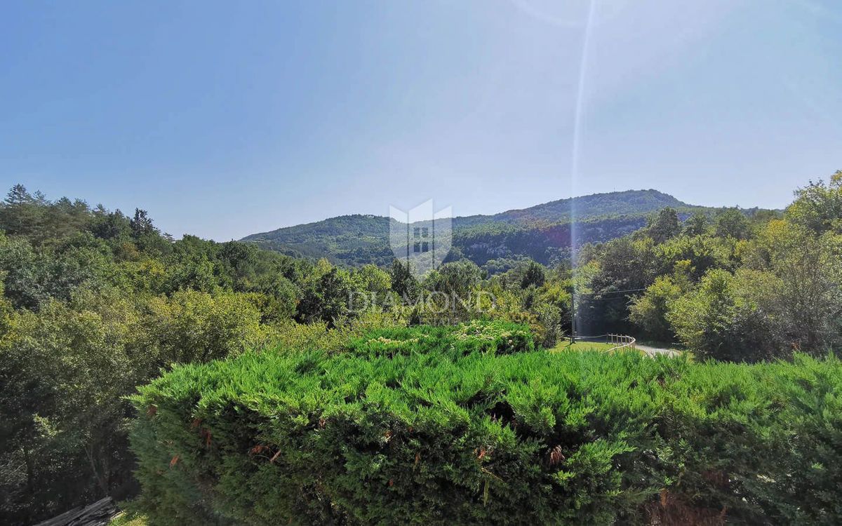 Zona di Buzet, casa indipendente con piscina in posizione tranquilla
