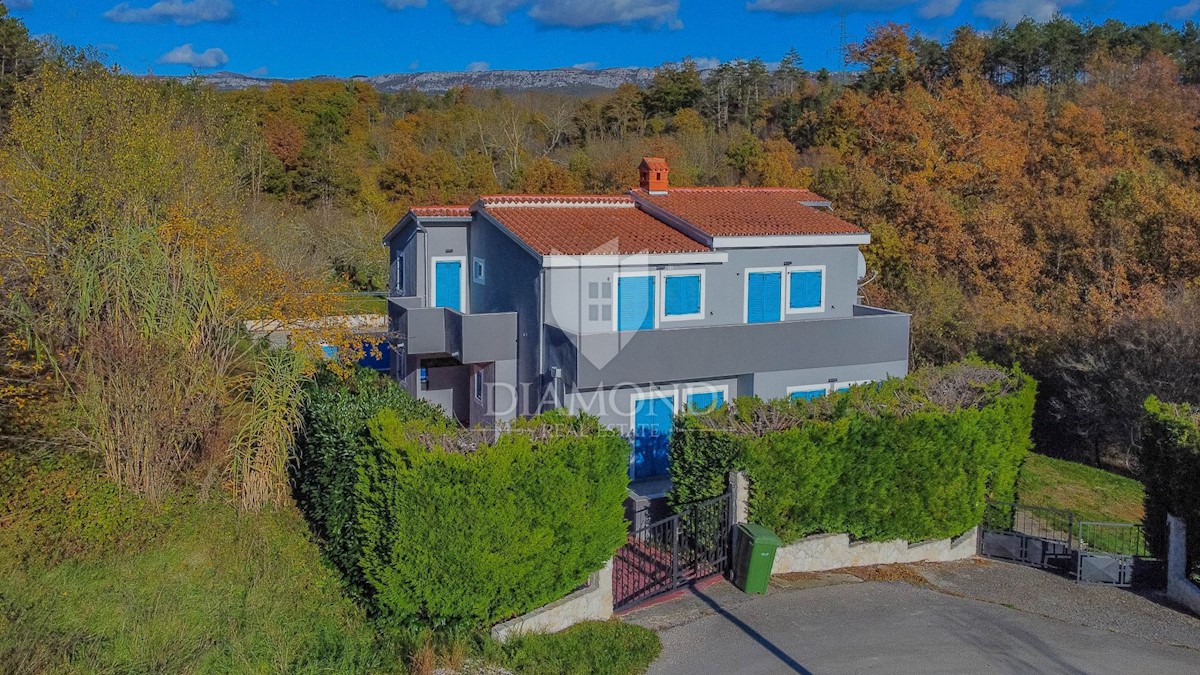 Zona di Buzet, casa indipendente con piscina in posizione tranquilla