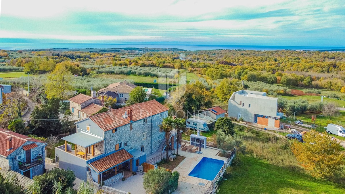 Opportunità! Tar, una casa istriana in pietra con vista sul mare!