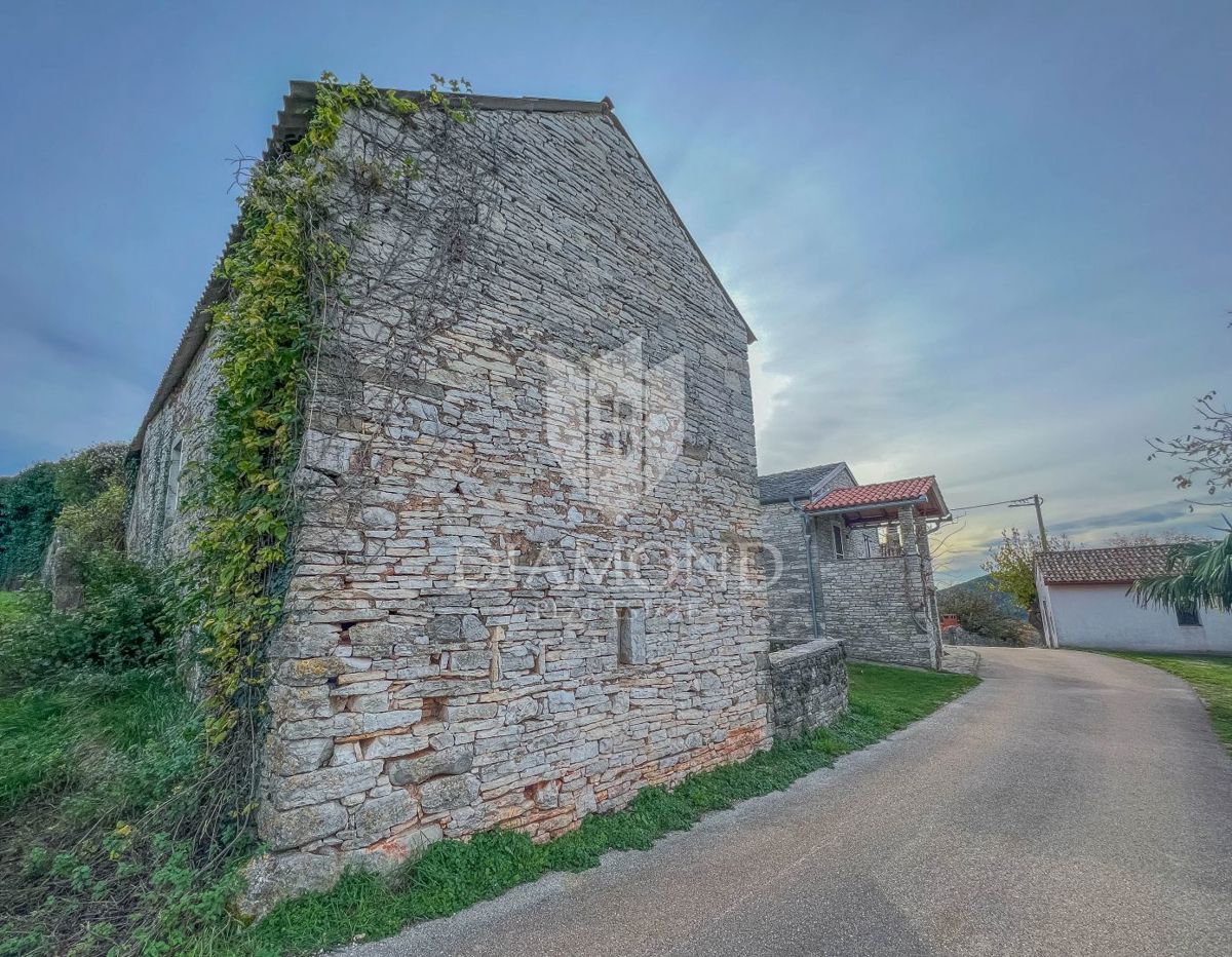 Dintorni di Oprtalj, casa in pietra con un ampio terreno in una posizione tranquilla