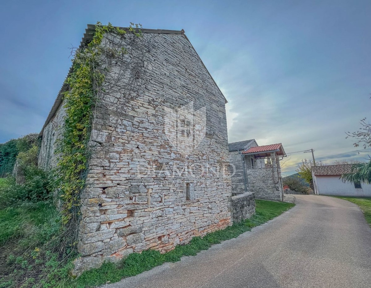 Dintorni di Oprtalj, casa in pietra con un ampio terreno in una posizione tranquilla