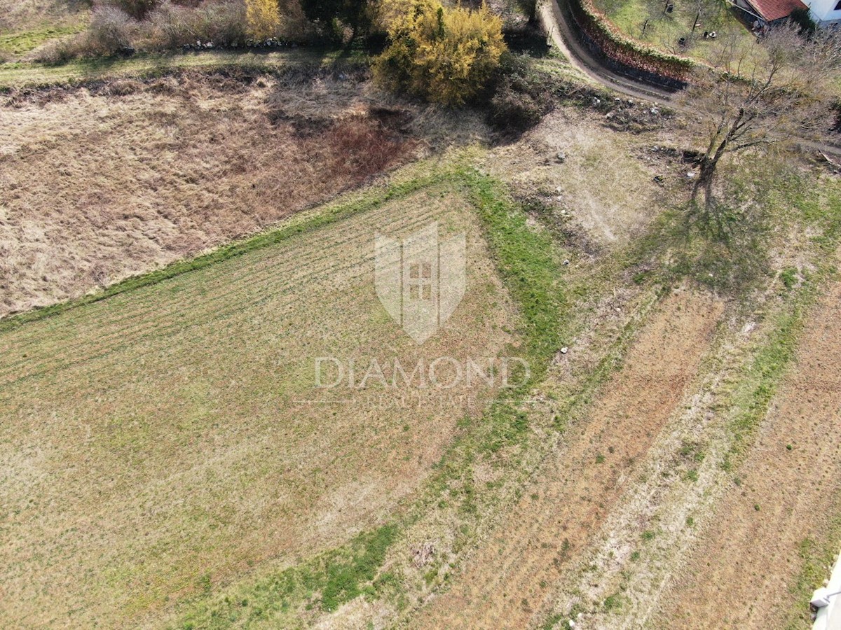 Pisino, dintorni, terreno edificabile in un insediamento tranquillo