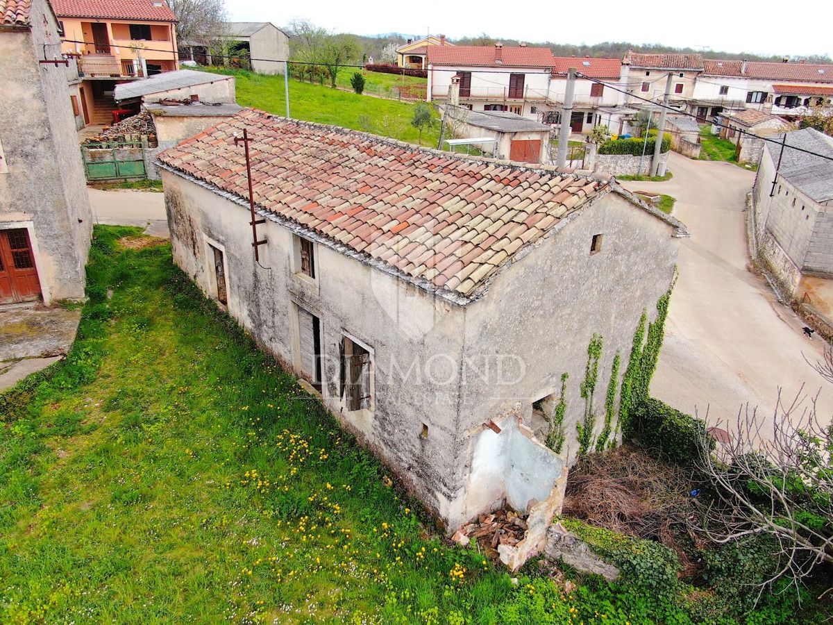Žminj, casa in pietra da ristrutturare con ampio giardino