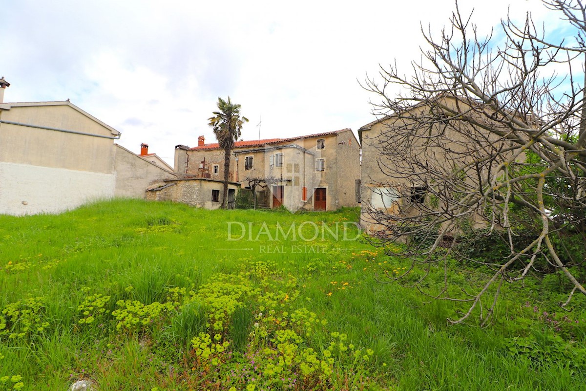 Žminj, casa in pietra da ristrutturare con ampio giardino