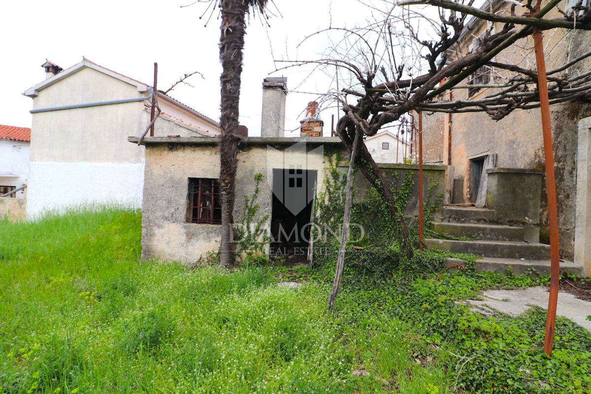 Žminj, casa in pietra da ristrutturare con ampio giardino