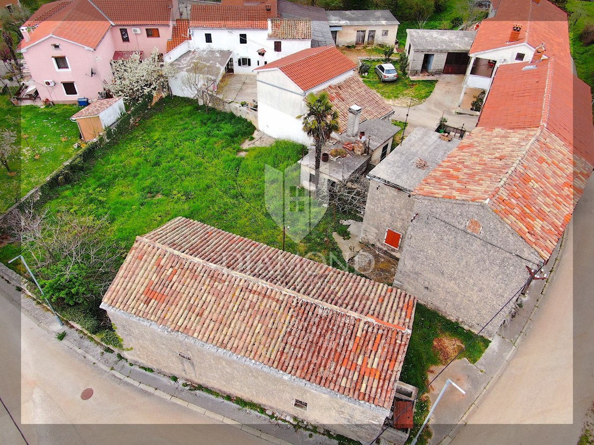 Žminj, casa in pietra da ristrutturare con ampio giardino