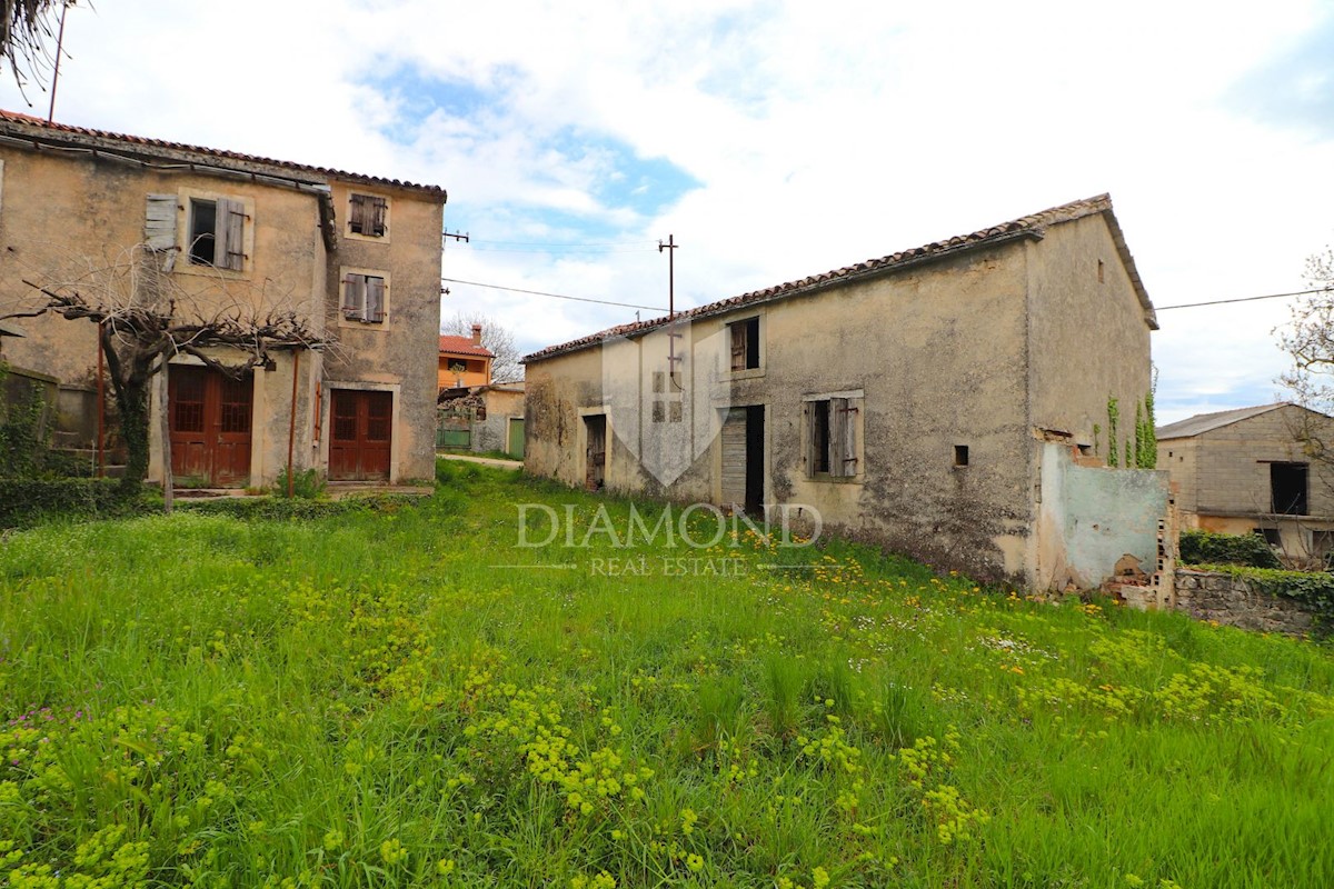 Žminj, casa in pietra da ristrutturare con ampio giardino