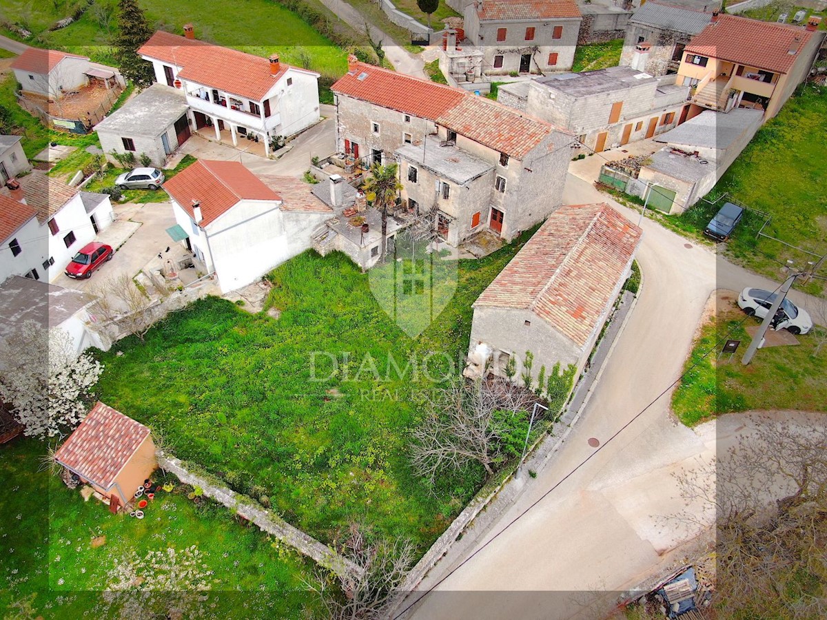 Žminj, casa in pietra da ristrutturare con ampio giardino