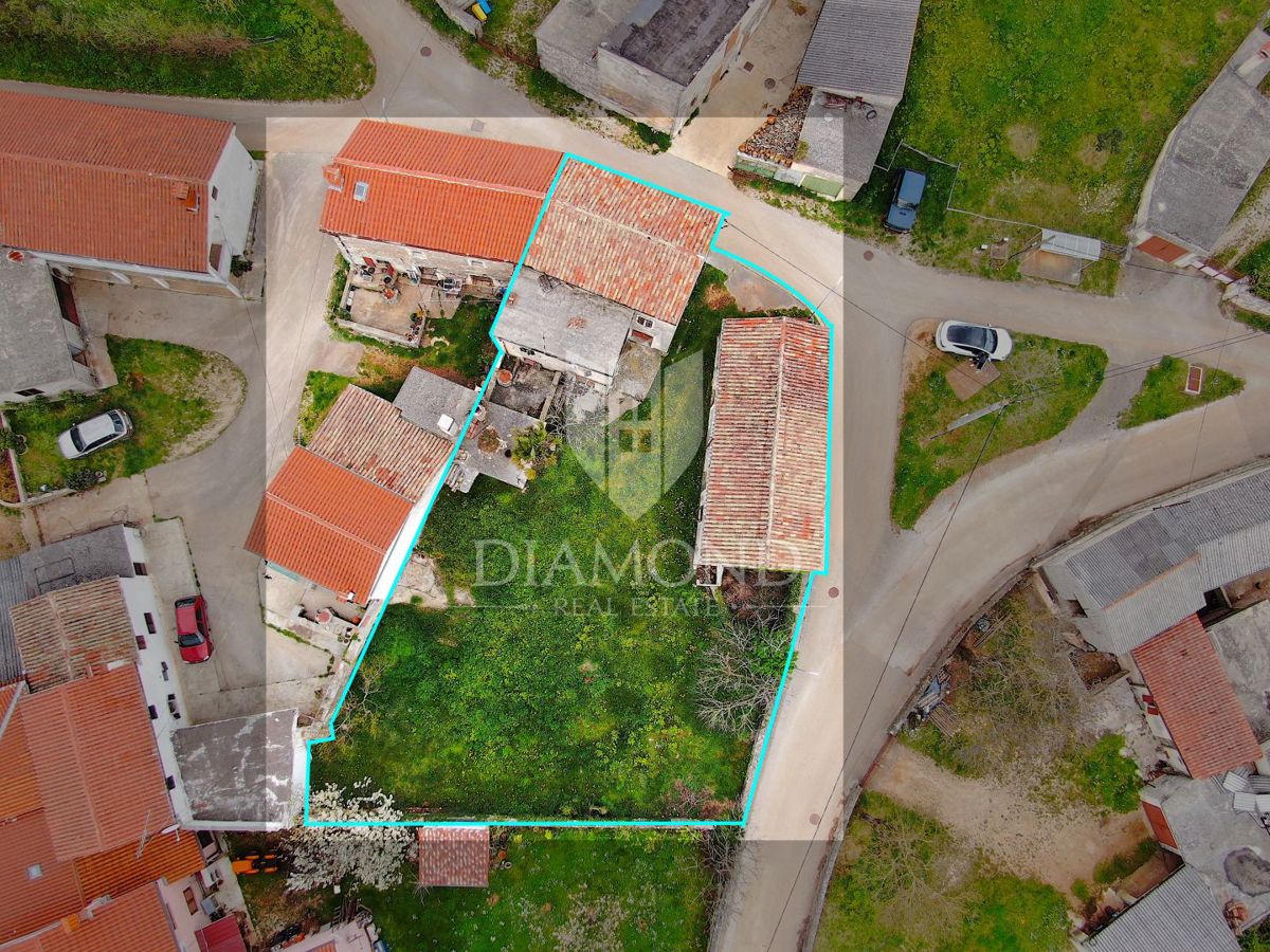 Žminj, casa in pietra da ristrutturare con ampio giardino