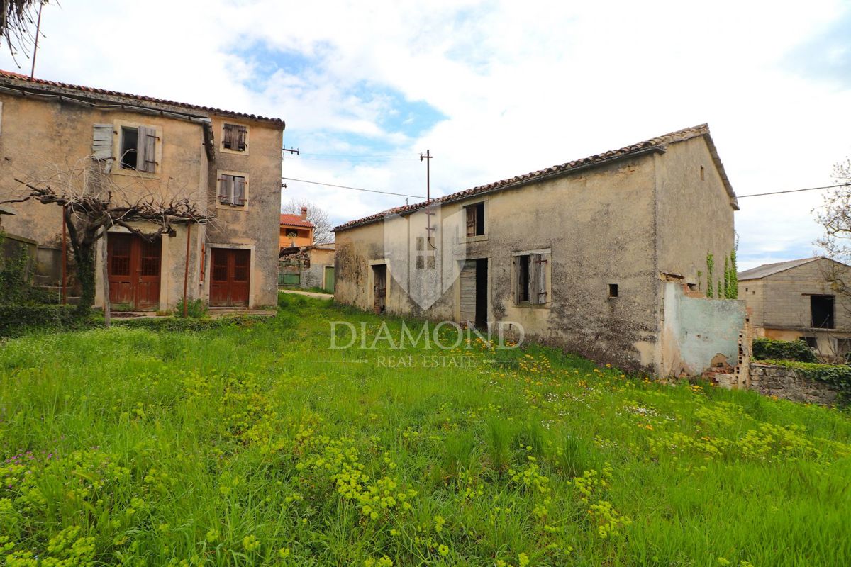 Žminj, casa in pietra da ristrutturare con ampio giardino