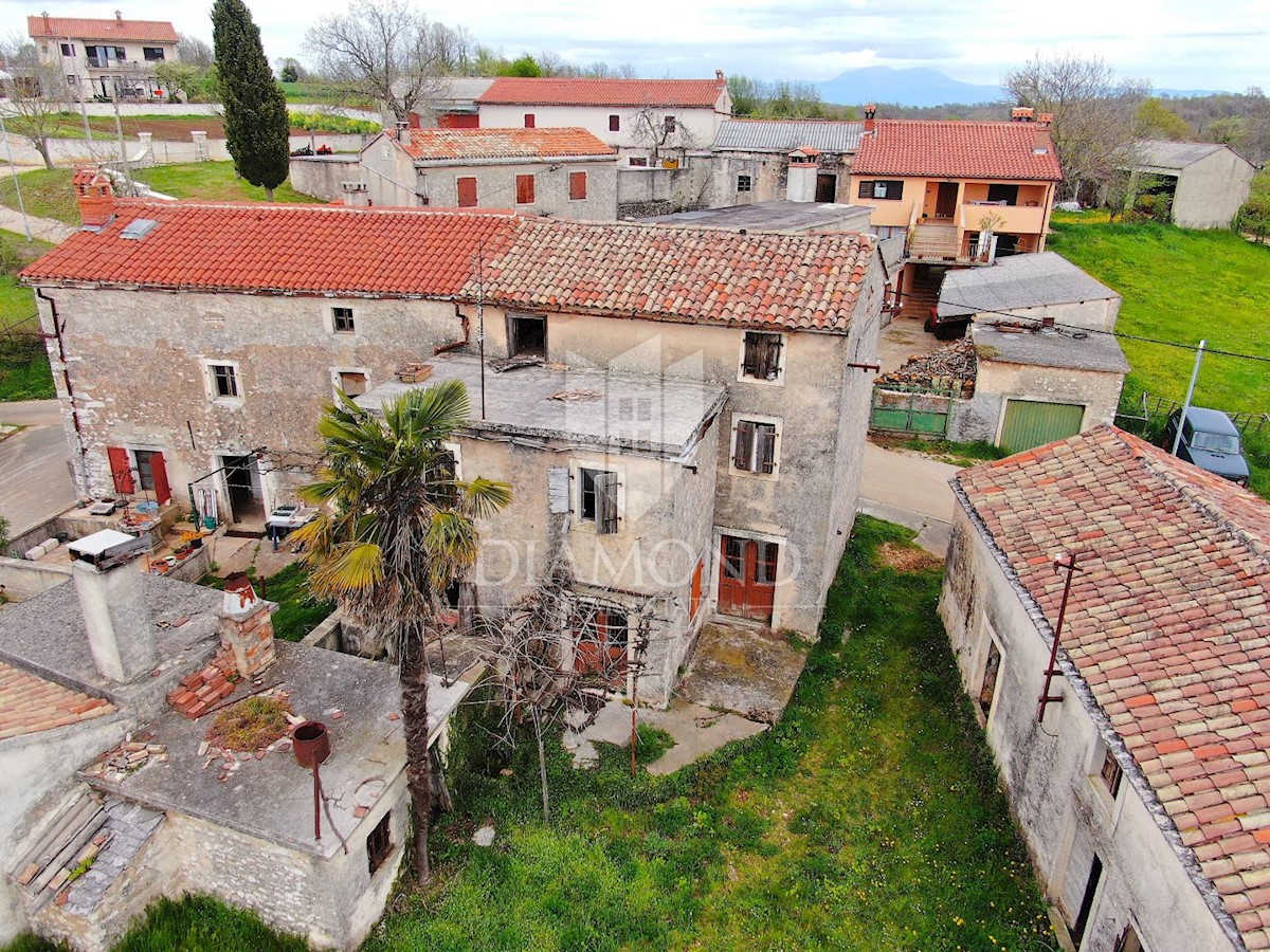 Žminj, casa in pietra da ristrutturare con ampio giardino