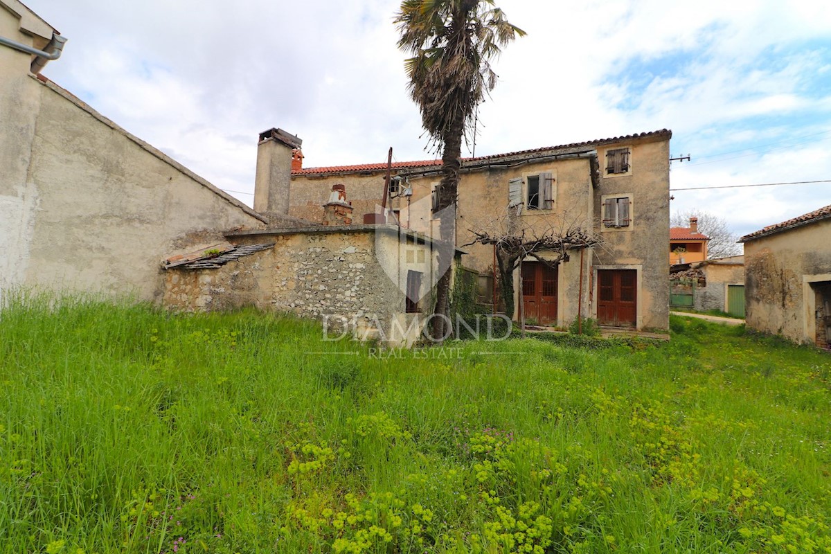 Žminj, casa in pietra da ristrutturare con ampio giardino