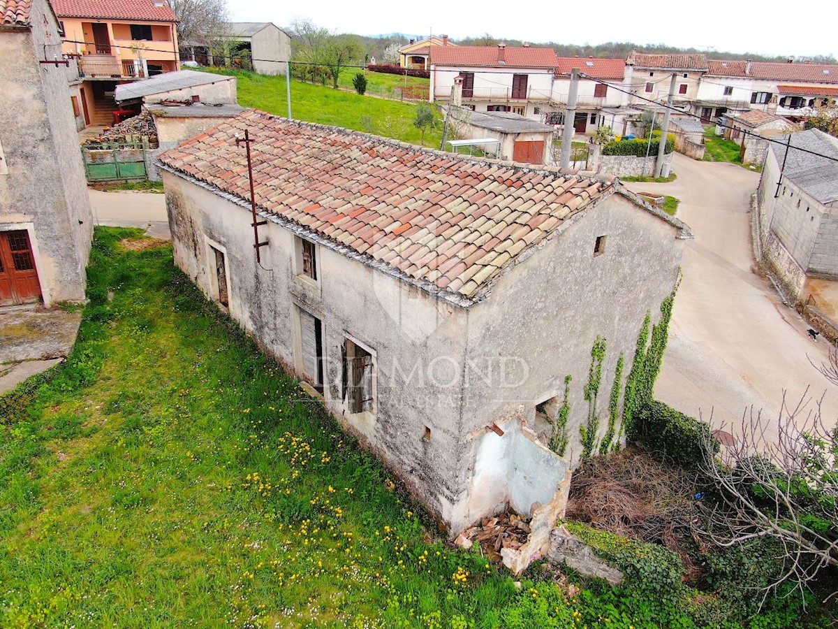 Žminj, casa in pietra da ristrutturare con ampio giardino