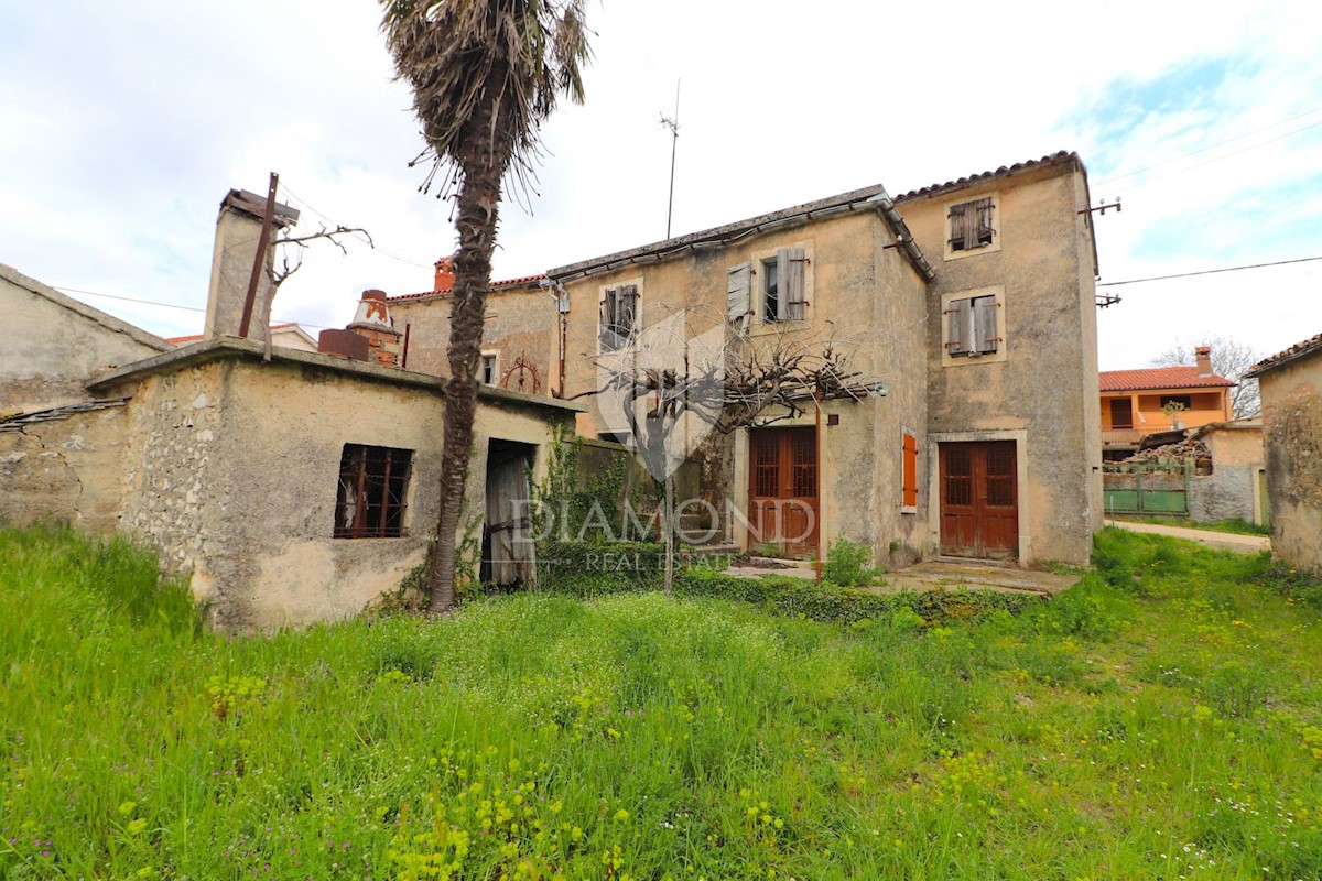 Žminj, casa in pietra da ristrutturare con ampio giardino