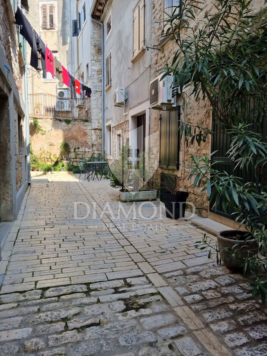 Rovigno, casa ristrutturata con tre appartamenti in centro