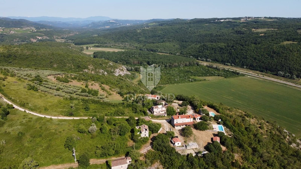 Grisignana, dintorni! Tenuta con un grande appezzamento di terreno!