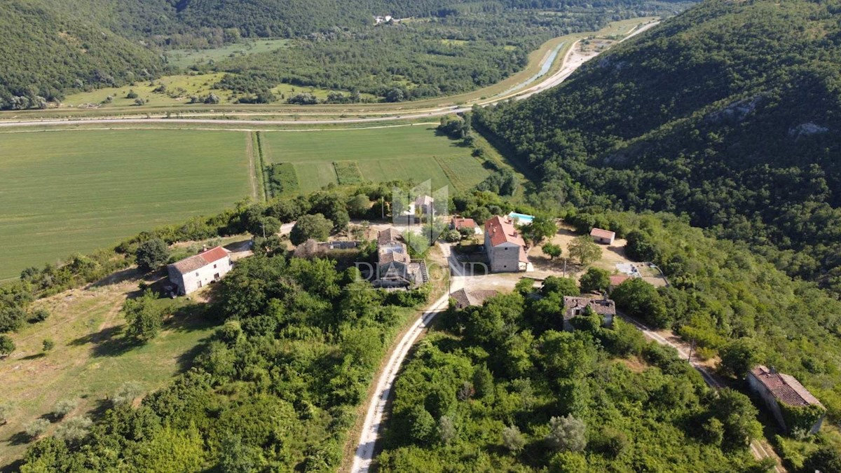 Grisignana, dintorni! Tenuta con un grande appezzamento di terreno!