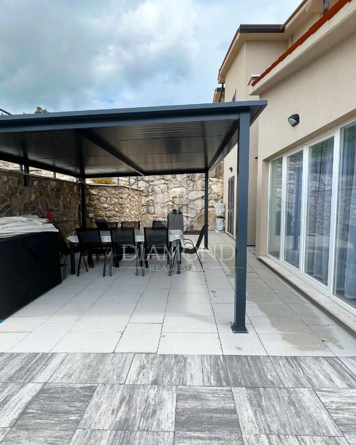 Labin, casa vacanza con due appartamenti separati, vista mare