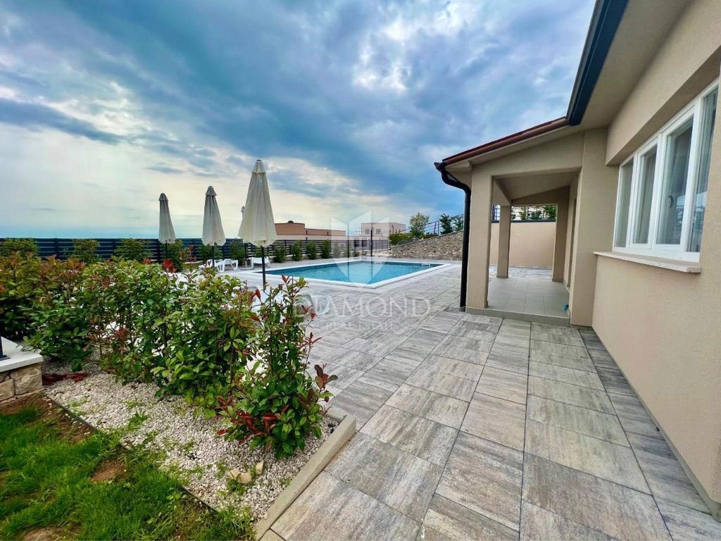 Labin, casa vacanza con due appartamenti separati, vista mare