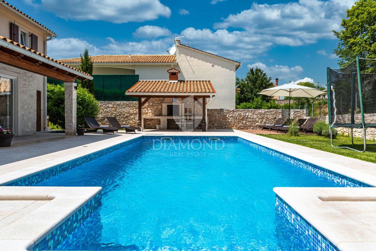 Albona, Villa con piscina