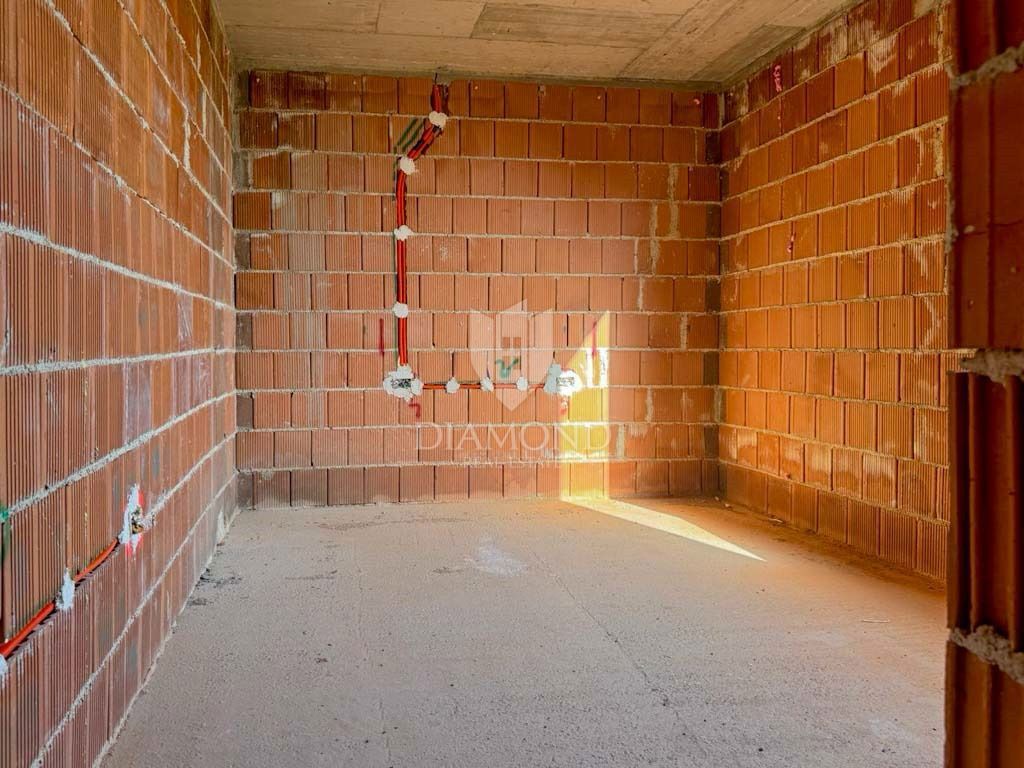 Umago nuova costruzione, appartamento su due piani con vista mare